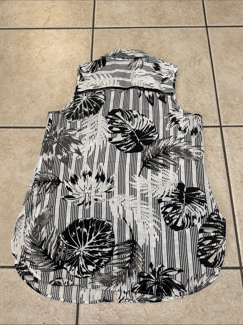 Chico’s Sleeveless Black & White Tropical Leaf Print Button-Down Top US size 4/6 - Picture 5 of 6